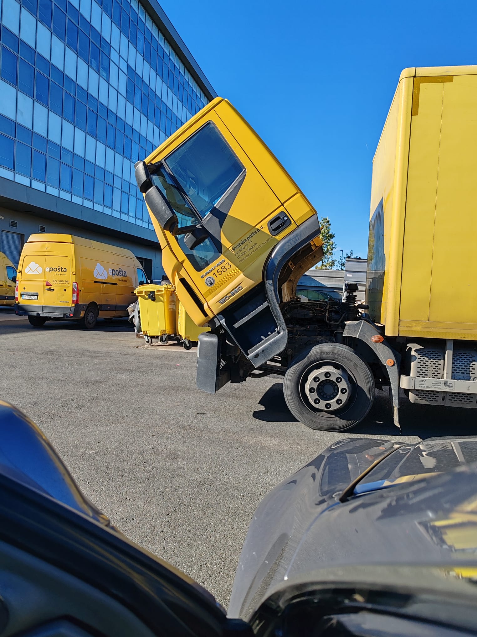 Hrvatska Pošta heavy fleet — Iveco truck and ePošta vans, Zagreb