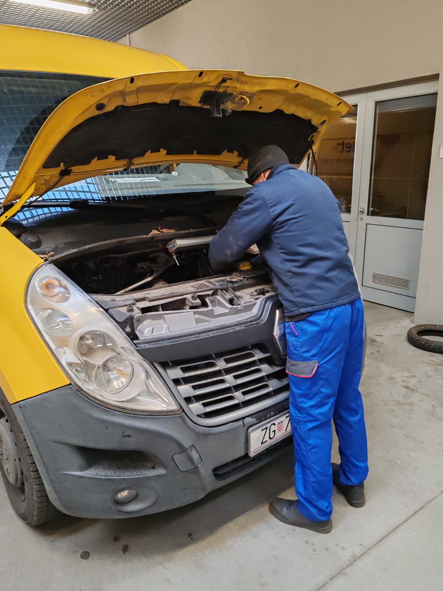 A yellow Hrvatska Pošta Renault Master delivery van in for the aeBooster fitting, Zagreb plates